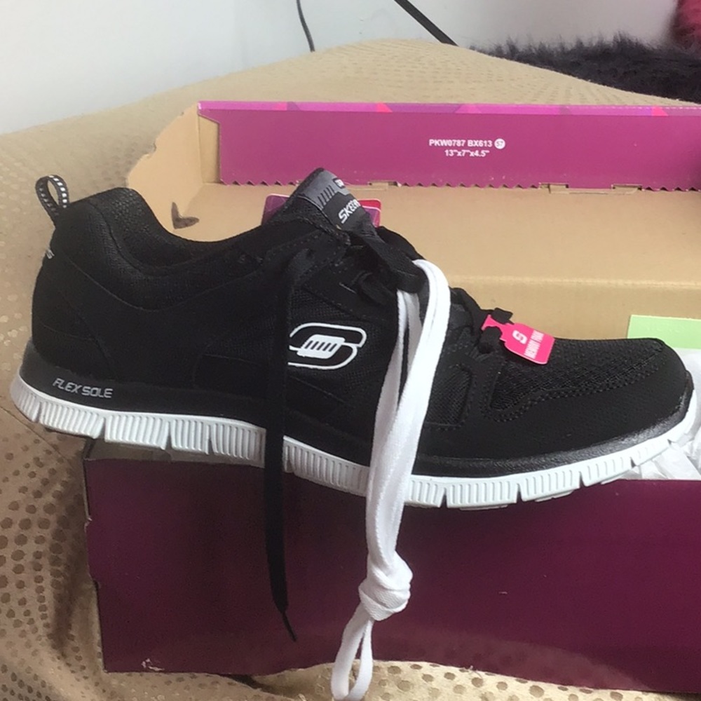 Skechers | NWT Flex Appeal Walking Shoes 9 1/2